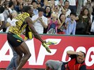 Usain Bolt po sráce s ínským kameramanem.