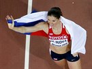 Zuzana Hejnová, eská vítzka z 400 metr pekáek, mává pekingským divákm...