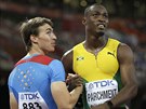 Ruský atlet Sergej ubenkov (vlevo) a Hansle Parchment z Jamajky si blahopejí...