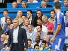 NESPOKOJENÝ KOU. José Mourinho, trenér Chelsea, bhem utkání s Crystal Palace.