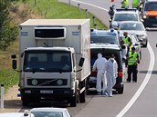 Forenzní technici rakouské policie u odstaveného nákladního automobilu s těly...