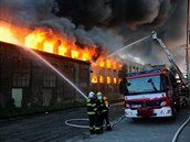 Požár bývalé tovární haly ČKD v Kolbenově ulici ve Vysočanech.