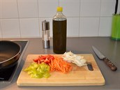 Příprava zeleniny před úpravou. Mrkev na nudličky, cibule na plátky, paprika na...