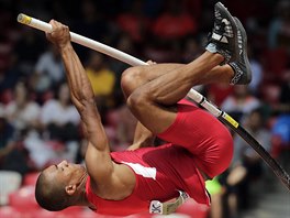 Ashton Eaton pi skoku o tyi v desetiboji na MS v Pekingu.