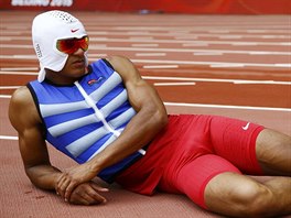 V CHLADICÍ MASCE. Ashton Eaton odpoívá mezi svými pokusy ve skoku o tyi.