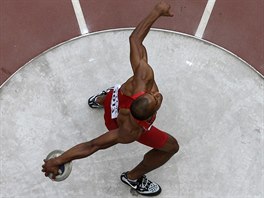 Ashton Eaton pi hodu diskem.