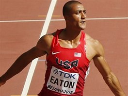 Ashton Eaton (druhý zleva) pi úvodní stovce desetiboje na MS v Pekingu.