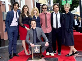 Jim Parsons s kolegy ze seriálu Teorie velkého třesku na hollywoodském chodníku...
