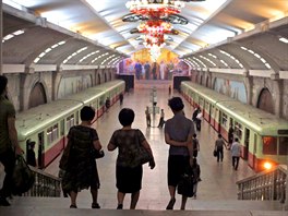 NASTUPOVAT. Cestující v severokorejském Pchjongjangu pospíchají na nástupit...