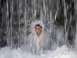 HORKO. Chlapec v afghánském Kábulu se snaí zchladit pod vodopádem. Srpen je v...