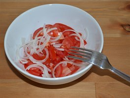 Rajčatový salát s cibulí a sladkokyselou zálivkou