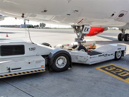 Připojení vozidla push-back k příďovému podvozku letadla.