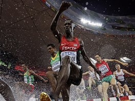 Kesk steepla Ezekiel Kemboi m za titulem mistra svta.