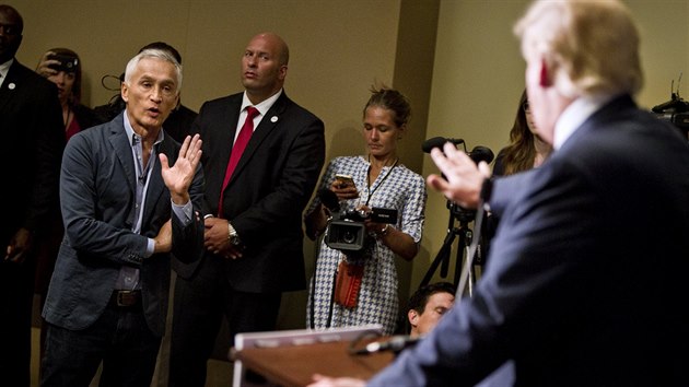 Reportr Jorge Ramos diskutuje s Donaldem Trumpem na tiskov konferenci v Iow (25. srpna 2015)