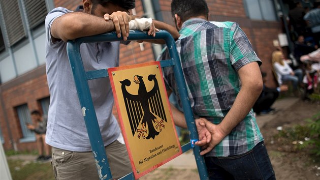 Uprchlíci před kanceláří německého úřadu pro migraci v berlínské čtvrti Spandau (17. srpna 2015)