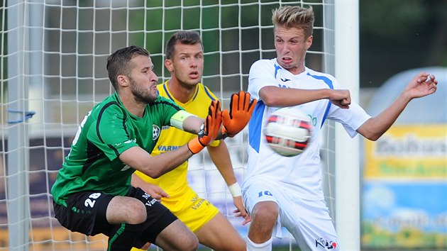 Brank Radek Porcal z Varnsdorfu zasahuje v derby s st.