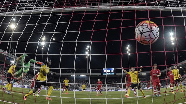 TETÍ GÓL. Sparta jde v Thunu znovu do vedení, Costa práv stílí gól na 3:2.