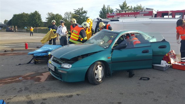 idi mazdy pehldl pi sjezdu z D11 stopku, vltl pod kola projdjc dodvky (27.8.2015)