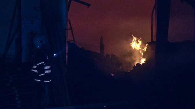 Požár v areálu bývalé ČKD ve Vysočanech. Záběry z likvidace požáru v podvečer a v noci.