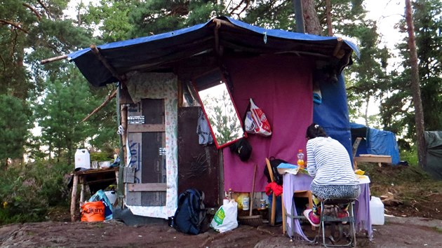 Švédsko zažívá příliv žebravých Romů, přežívají v lesních chatrčích