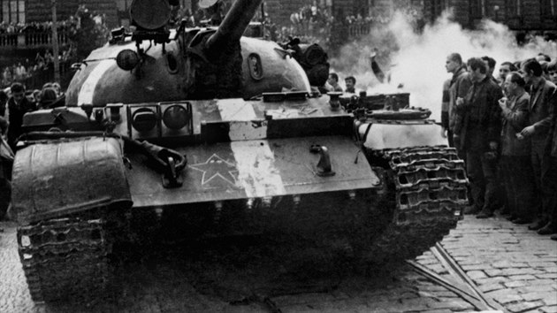 V průběhu invaze vojsk Varšavské smlouvy bylo do československých ulic nasazeno přibližně 6 300 tanků. Toto je jeden z nich.