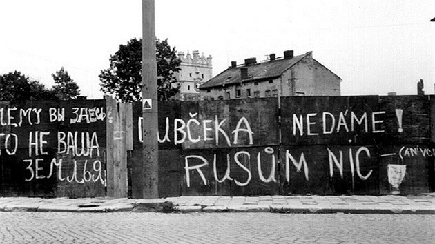 Takto bylo popsané centrum Jihlavy v roce 1968. V pozadí je vidt brána Matky...