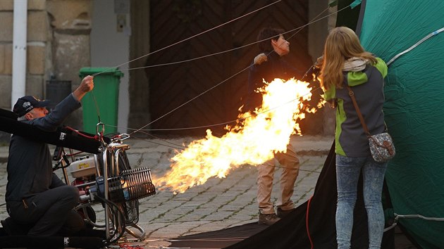 Za chvilku u se balon vyd na cestu vzhru.