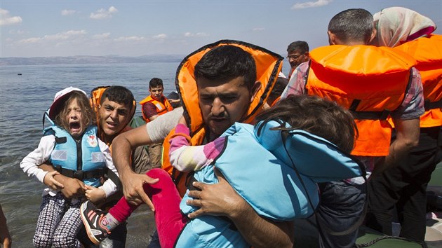 Lo se syrskmi urpchlky dorazila k behm ostrova Lesbos (23. srpna 2015).