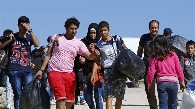 Syrští uprchlíci se jdou nalodit na člun, který je odveze na řecký Lesbos (27. srpna 2015).
