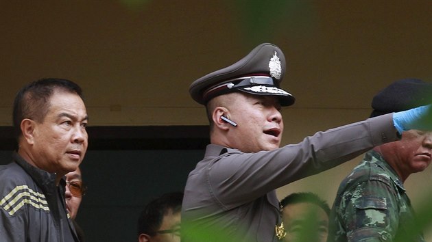 Thajsk policie prohledv dm podezelho a zajiuje dkazy (29. srpna 2015).