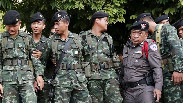 Thajsk policie ve spoluprci s armdou hld dm na pedmst Bangkoku, ve kterm bydlel mu podezel z asti na bombovm toku (29. srpna 2015).