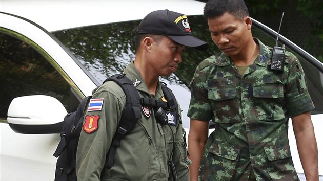 Thajsk policie prohledv dm podezelho a zajiuje dkazy (29. srpna 2015).