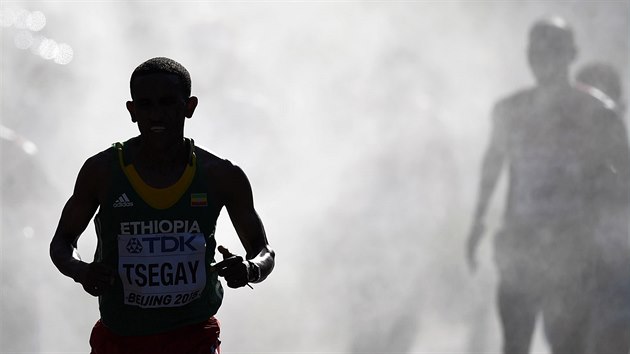 Etiopan Tsegay b rozplenm Pekingem pro druh msto v maratonu.