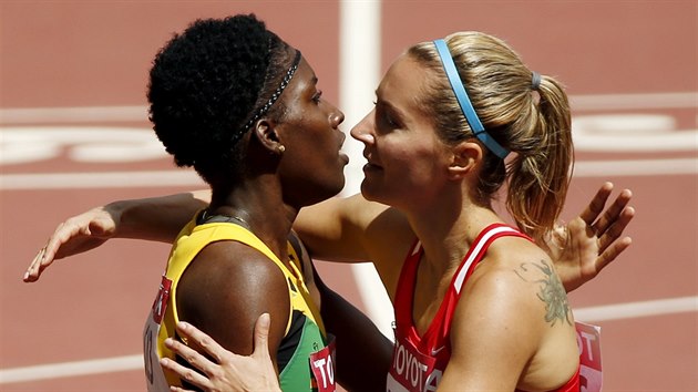 Jamajčanka Russellová a Denisa Rosolová se radují z postupu do semifinále MS v Pekingu na trati 400 metrů překážek.