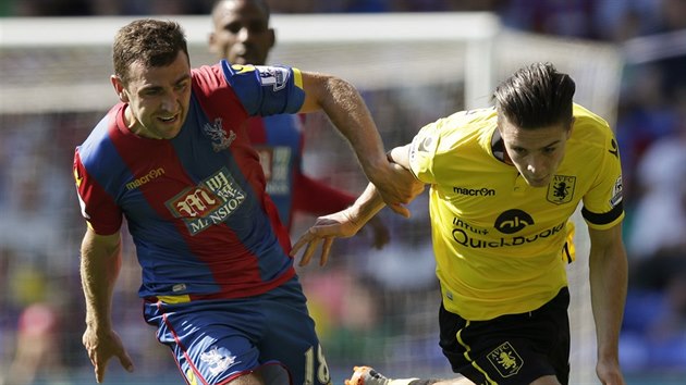 James McArthur z Crystal Palace (vlevo) a Jack Grealish z Aston Villy.