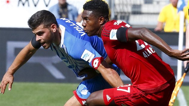 Kevin Volland (vlevo) z Hoffenheimu se sna uvolnit pes Davida Alabu z Bayernu Mnichov.