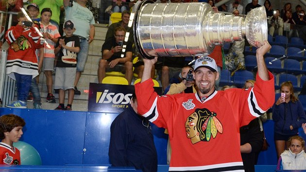 Hokejový obránce Michal Rozsíval přivezl do Vlašimi Stanleyův pohár, který získal v uplynulé sezoně s Chicagem.