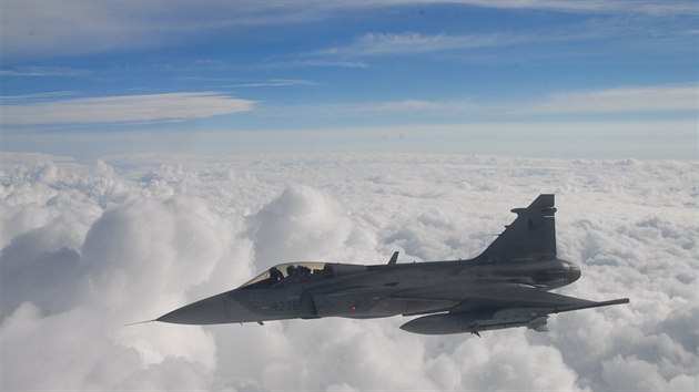 Gripen eskch vzdunch sil doprovz armdn specil s ministrem Stropnickm nad Islandem