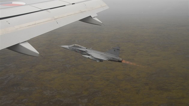 Gripen �eských vzdu�ných sil doprovází armádní speciál s ministrem Stropnickým...