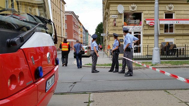 Kvli nlezu leteck pumy policist evakuovali okol Masarykovy tdy v Olomouci. (25. srpna 2015)