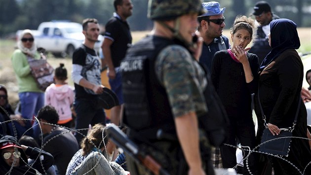 Makedonsk policie se stetla na hranicch s eckem s tisci uprchlky (21. srpna 2015)