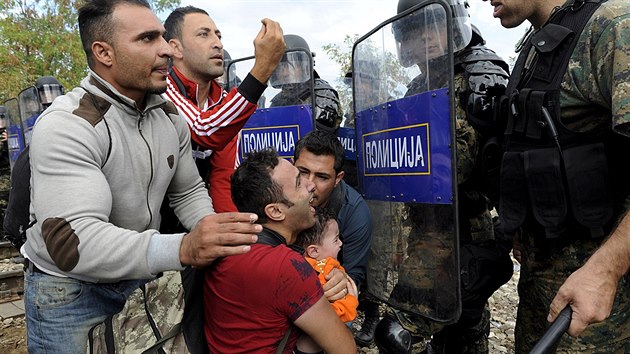 Makedonsk policie se stetla na hranicch s eckem s tisci uprchlky (21. srpna 2015)