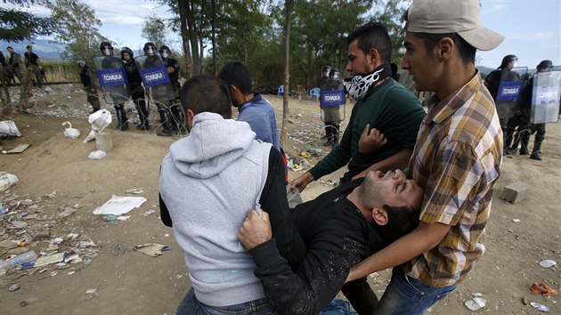 Makedonsk policie se stetla na hranicch s eckem s tisci uprchlky (21. srpna 2015)