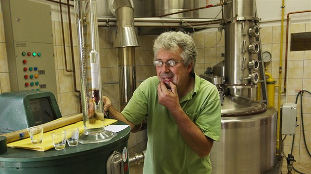 Jan korvan z plenice v Radkov na Opavsku kontroluje kvalitu ovocnho destiltu. (24. srpna 2015)