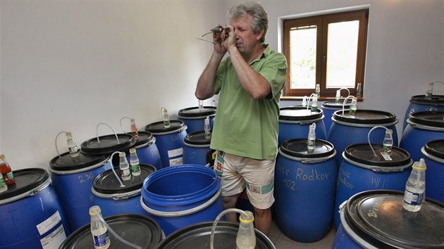Jan korvan z plenice v Radkov na Opavsku kontroluje kvalitu kvasu. (24. srpna 2015)