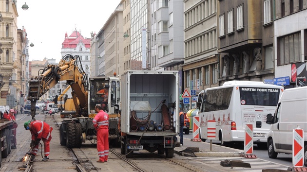 Rekonstrukce tramvajové trati v Revoluní ulici.