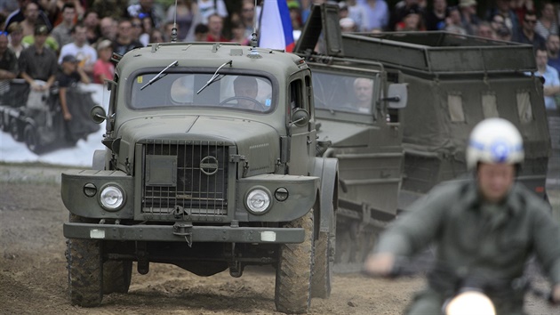 Vojenská historická technika, ale i souasná výzbroj eské armády a ukázka...