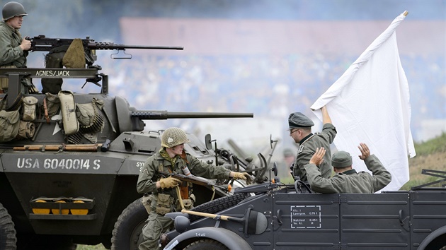 Vojenská historická technika, ale i souasná výzbroj eské armády a ukázka...