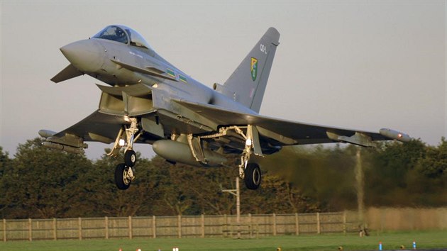Stíhačka Typhoon britského Královského letectva. Britové nyní cvičili vzdušné boje s indickými letouny Su-30MKI.