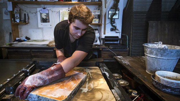 Takhle to za�íná. Nejprve se musí speciální vápenec vy�istit. D�lá se to pomocí...